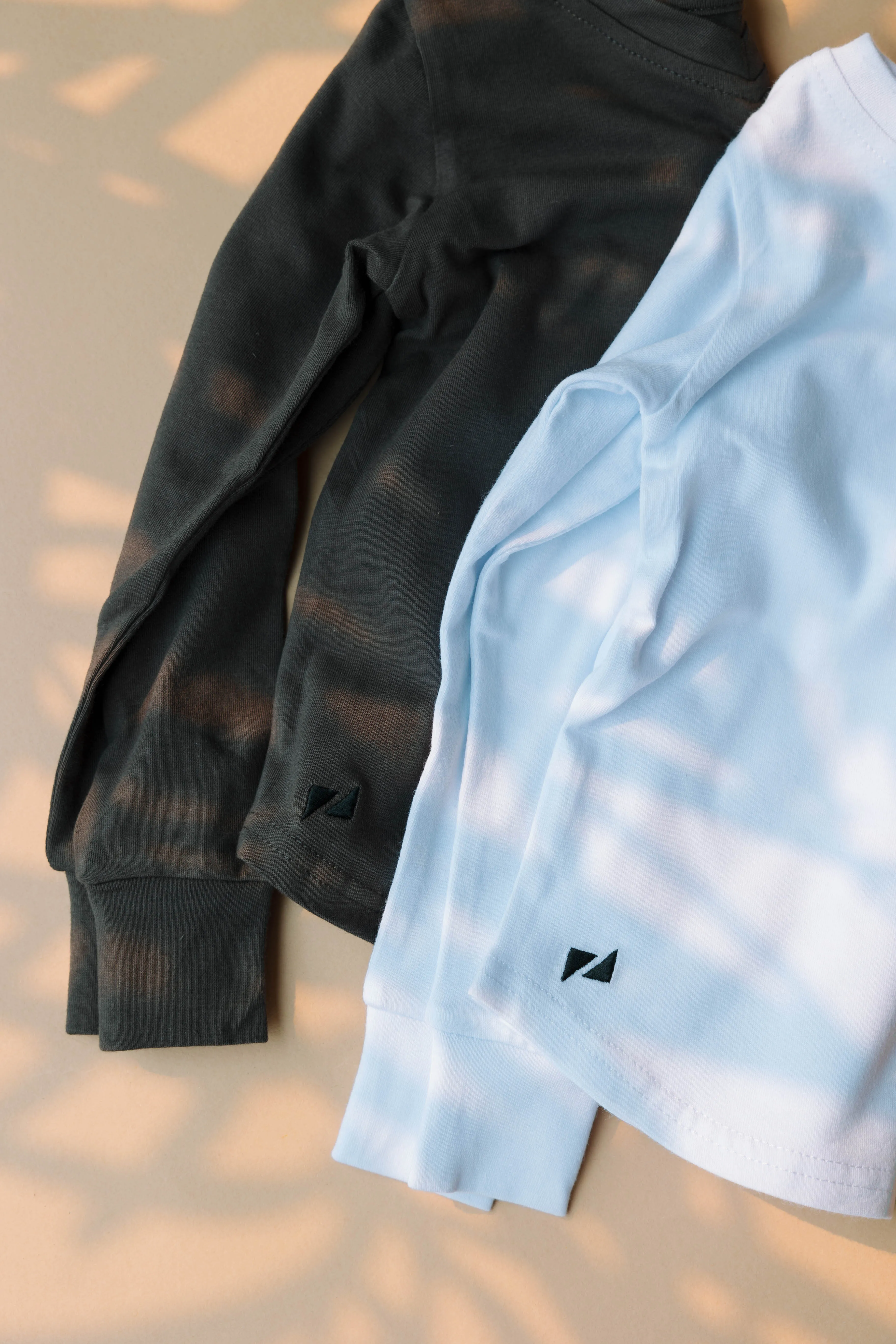 V-NECK SIGNATURE LONG SLEEVE | CHARCOAL